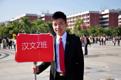 刘浩扬,中共党员,2015年6月毕业于广东财经大学华商公司文学系汉语言文学专业。在校期间,他学习成绩优异,在部门中担任员工干部,并且荣获各类奖项,现就职于广州市越秀区市场监督管理局。在工作与生活中,刘浩扬都坚持着自己最初的真心,用热情给自己的人生画卷增添了浓厚的一笔。
